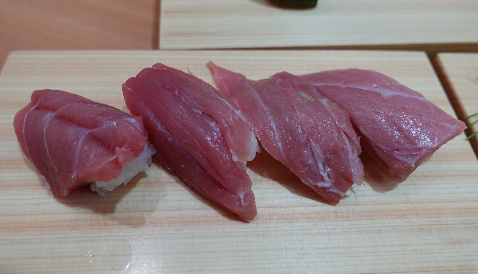 大間のマグロの握り寿司がリーズナブルに食べられる立ち飲み寿司 大阪駅前ビル 立ち飲み鮨 謹賀 やまでらのぶらりグルメ ぶらり日記 大間のマグロの握り寿司がリーズナブルに食べられる立ち飲み寿司 大阪駅前ビル 立ち飲み鮨 謹賀 やまでらのぶらりグルメ ぶらり日記