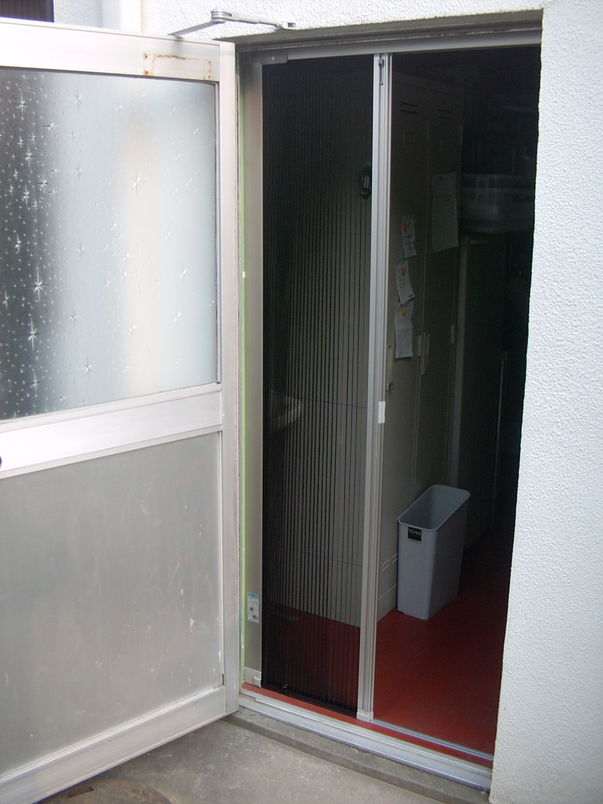 勝手口の網戸取り付け工事をしました ヨッシーのリフォーム奮戦記