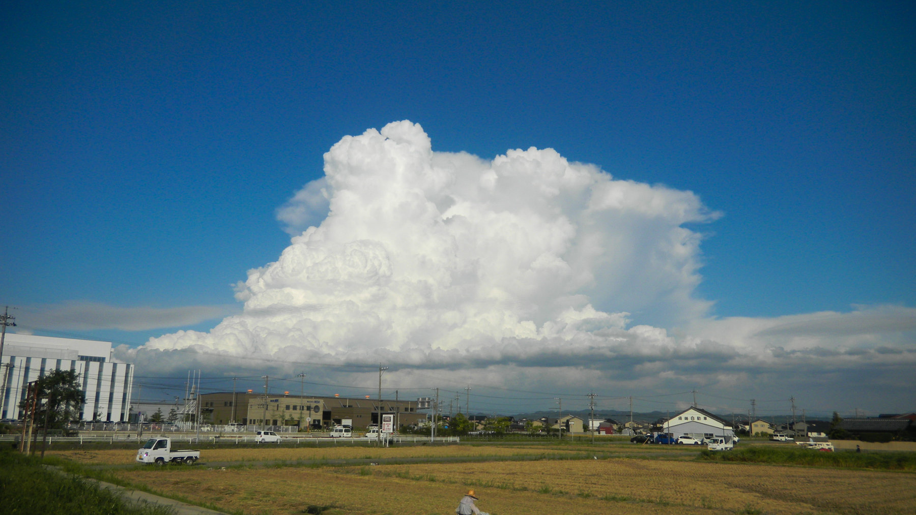 入道雲に黒い影 地球の片隅で