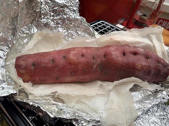 キャンプでさつまいも キッチンペーパーで美味しい焼き芋の出来上がり ｋｕｔｉｋｏｍｉ
