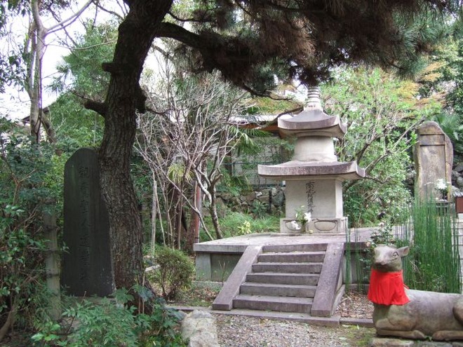 01遺髪塔mid