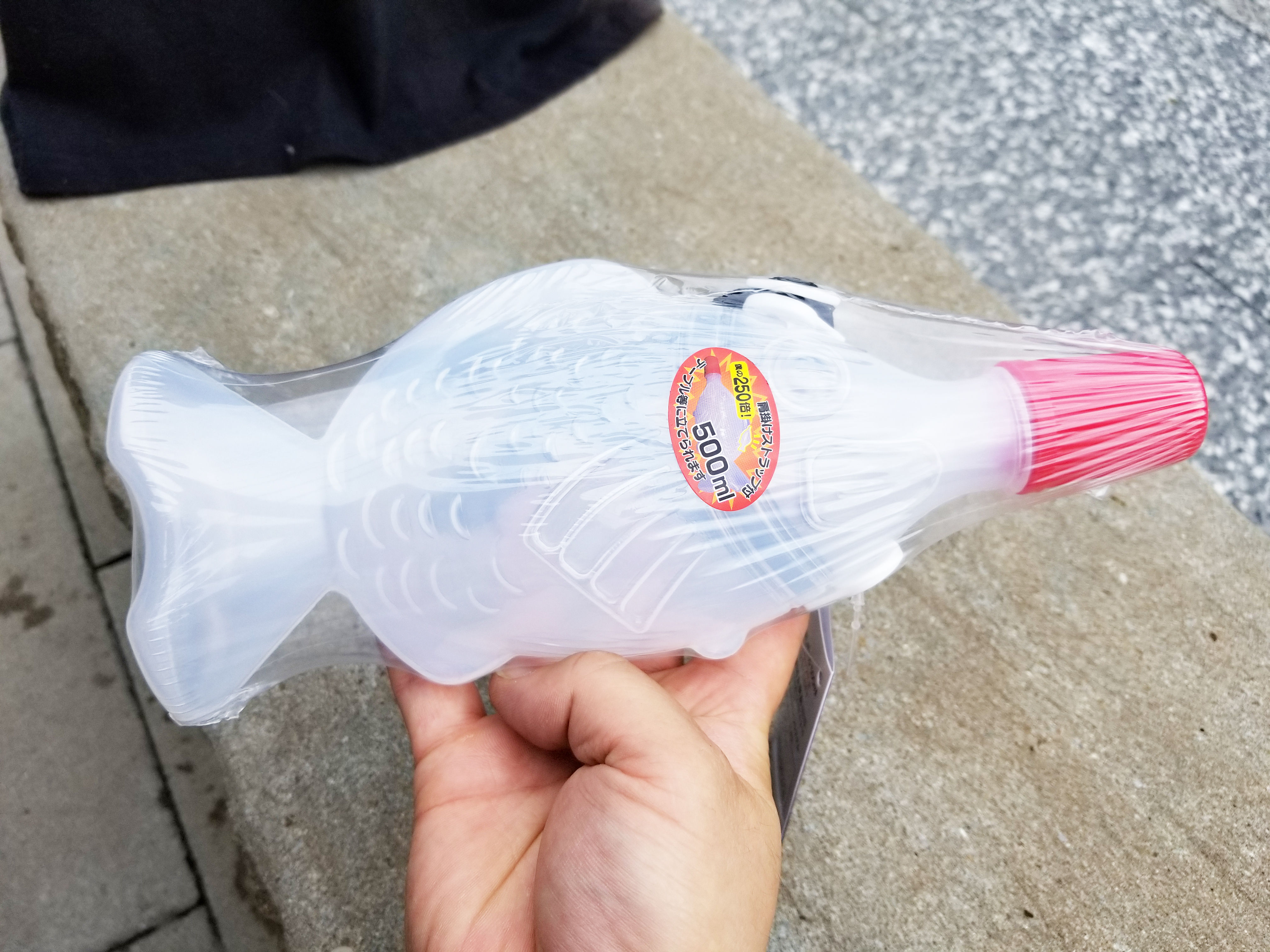 ビッグ醤油差しボトルにコーラを入れて飲んでみた 水木しげるロード 妖怪神社スタッフのブログ ビッグ醤油差しボトルにコーラを入れて飲んでみた 水木しげるロード 妖怪神社スタッフのブログ