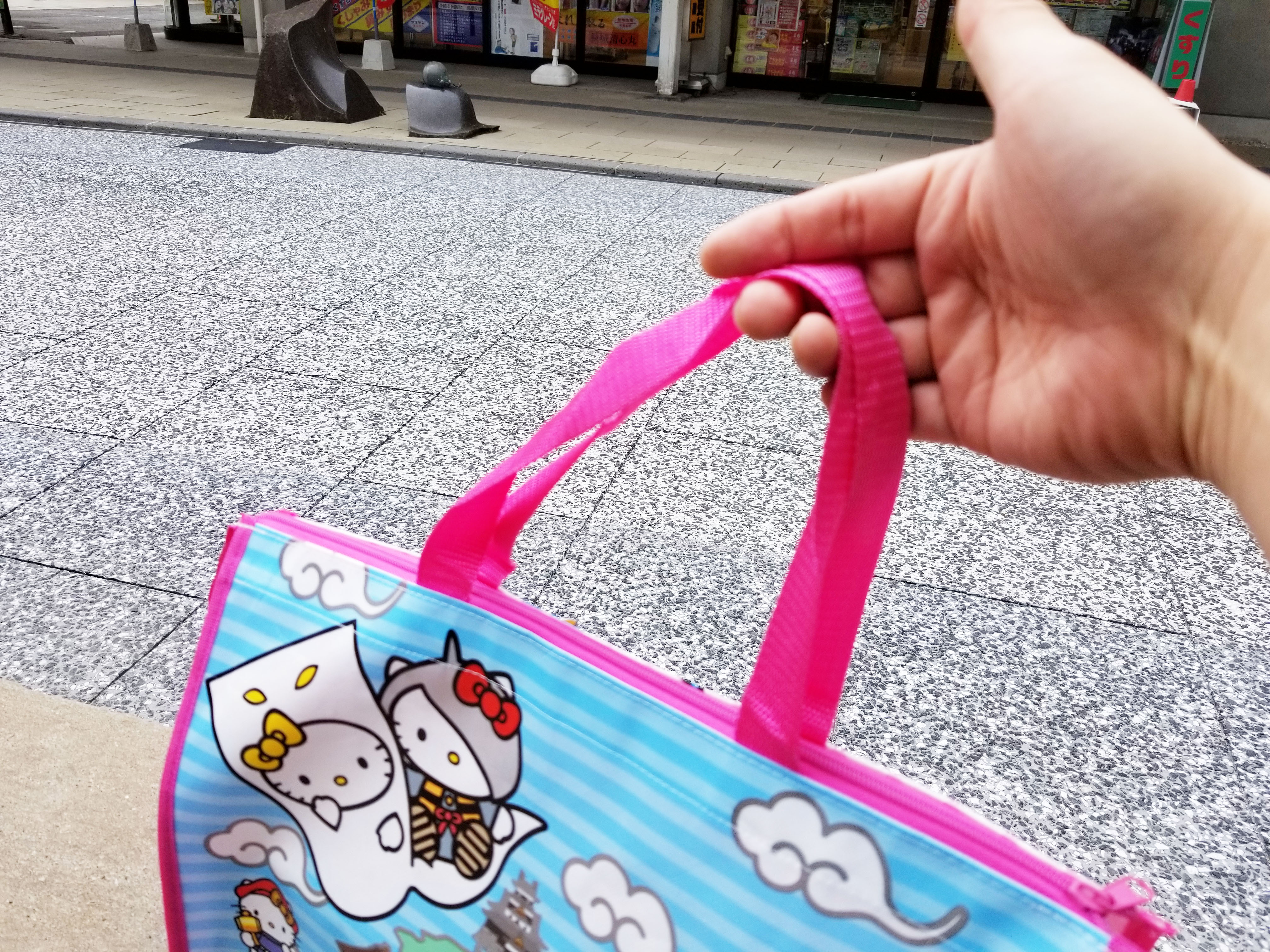 鬼太郎 はろうきてぃのお土産バッグ サンリオの知らないキャラが2体いたので調べてみた 水木しげるロード 妖怪神社スタッフのブログ 鬼太郎 はろうきてぃのお土産バッグ サンリオの知らないキャラが2体いたので調べてみた 水木しげるロード 妖怪神社スタッフのブログ