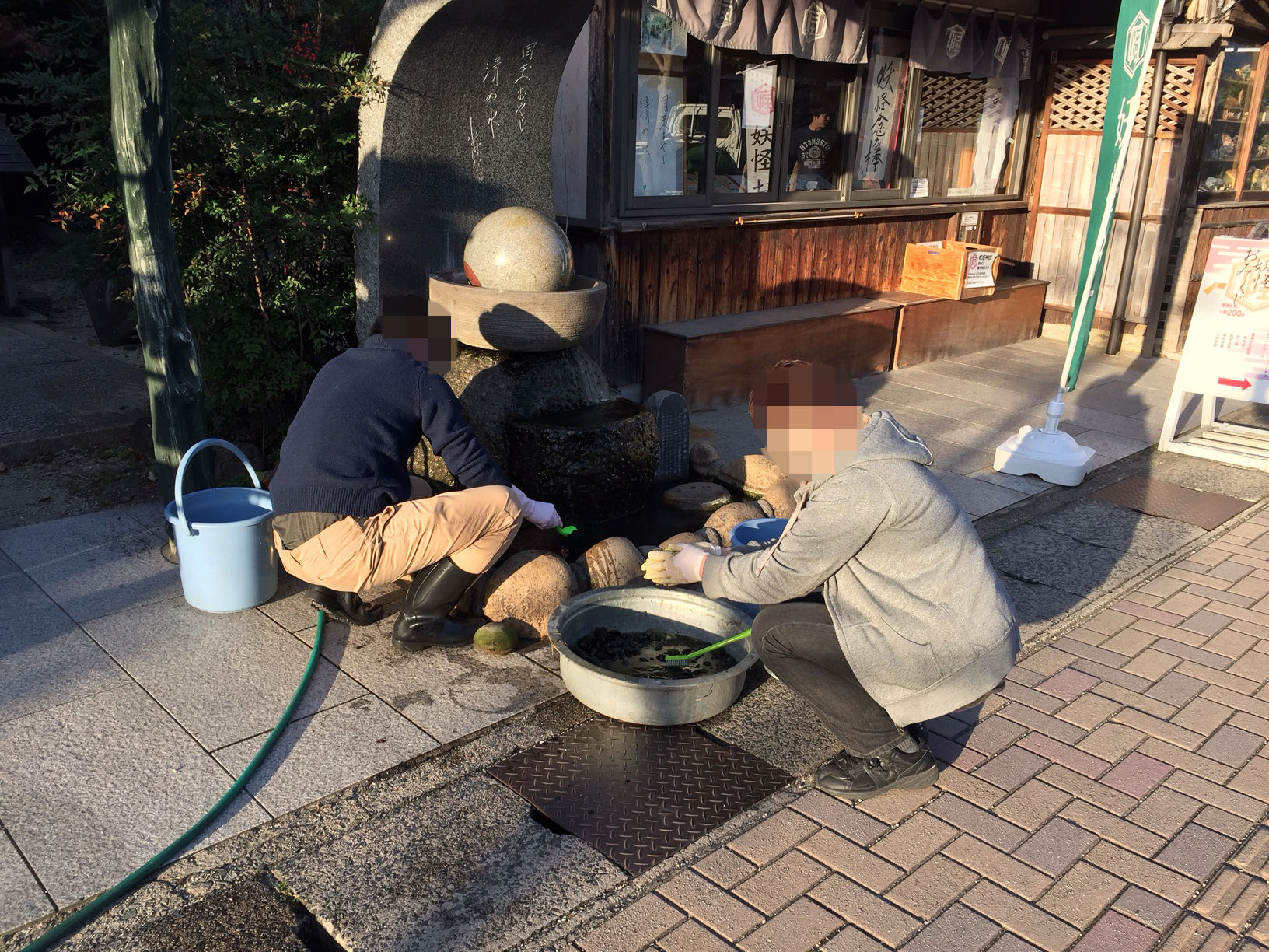 続 妖怪神社前に小豆洗いが現れた 画像あり 水木しげるロード 妖怪神社スタッフのブログ 続 妖怪神社前に小豆洗いが現れた 画像あり 水木しげるロード 妖怪神社スタッフのブログ