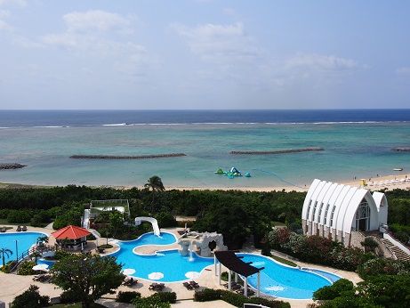 ゴールデンウィークの沖縄旅行の料金は Gwは泳げる プールにする