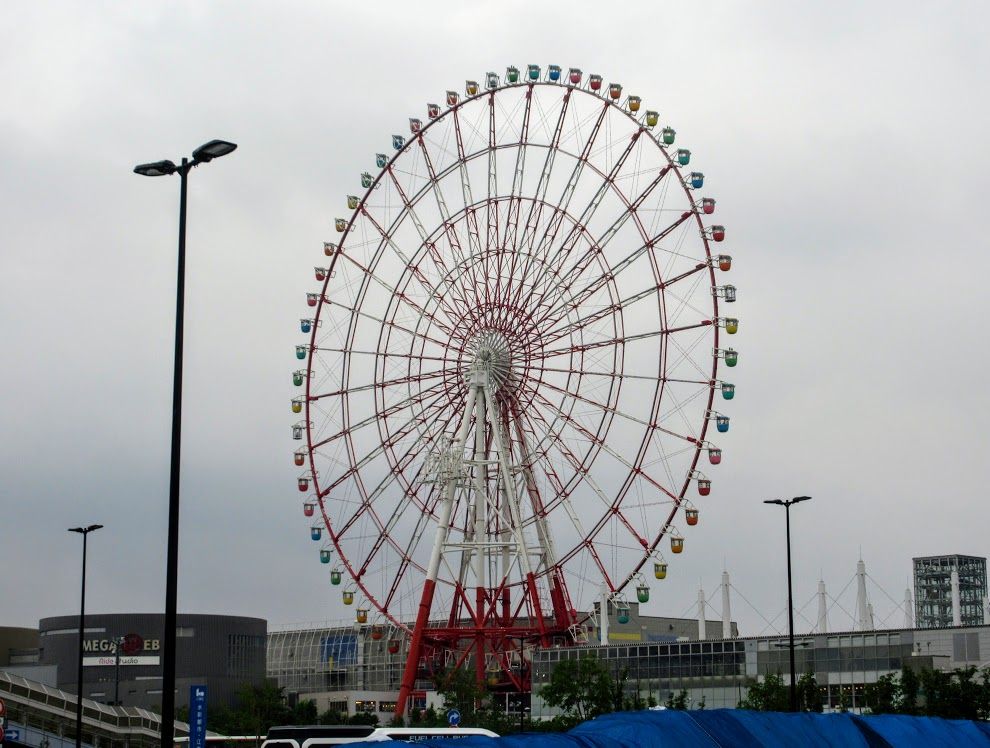 梅雨空を回るよ回る大観覧車 優嵐歳時記