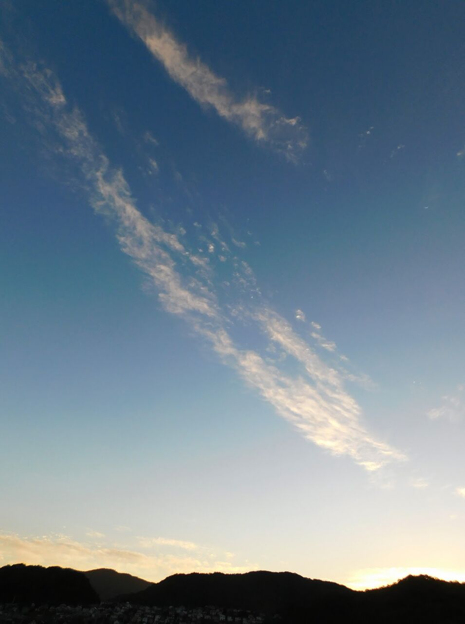 秋涼や絵具流せる如き雲 優嵐歳時記