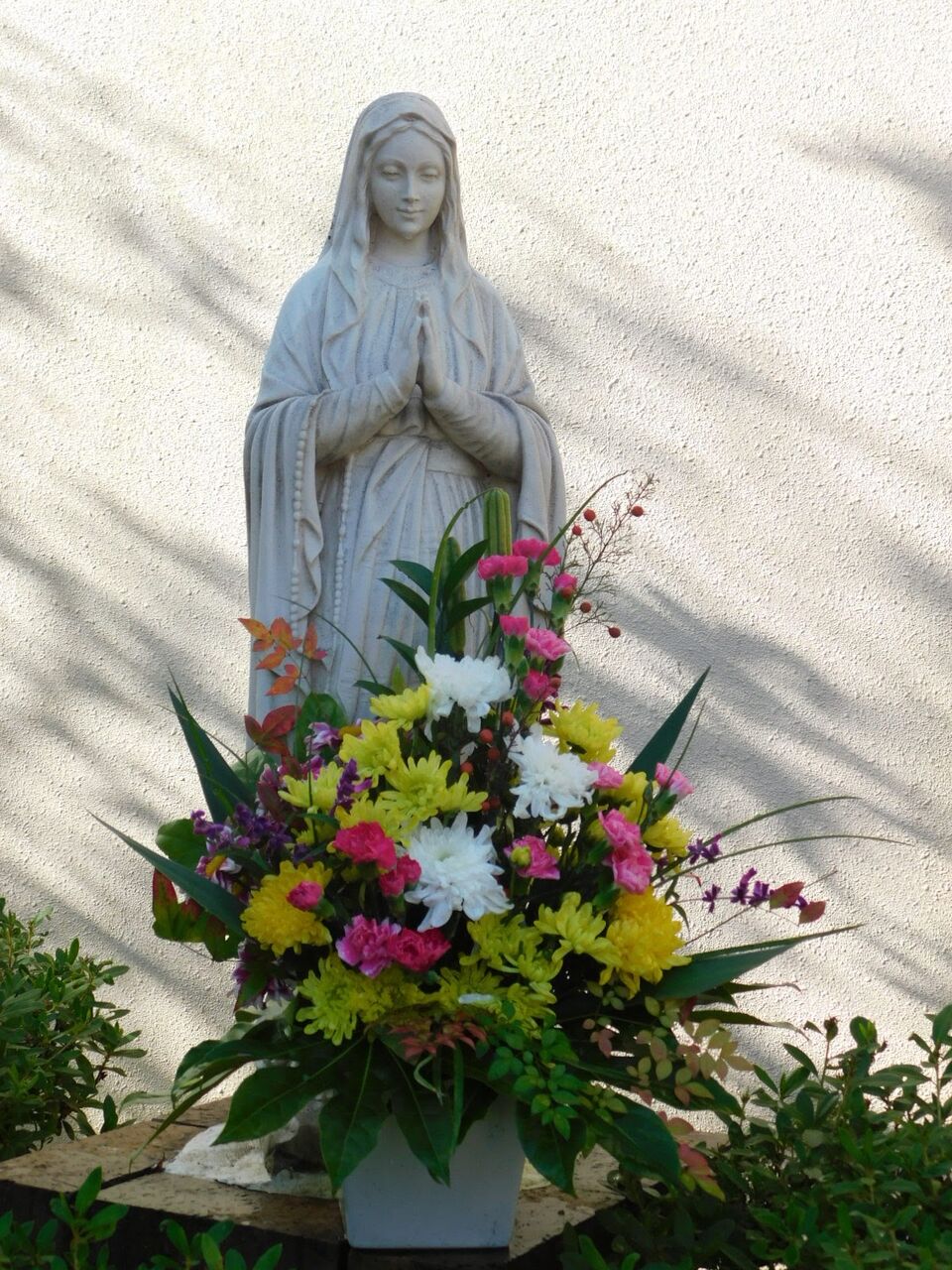 合掌のマリアの像に秋の花 優嵐歳時記