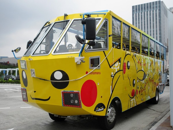 ピカチュウのバスで向かいし夏の海 優嵐歳時記