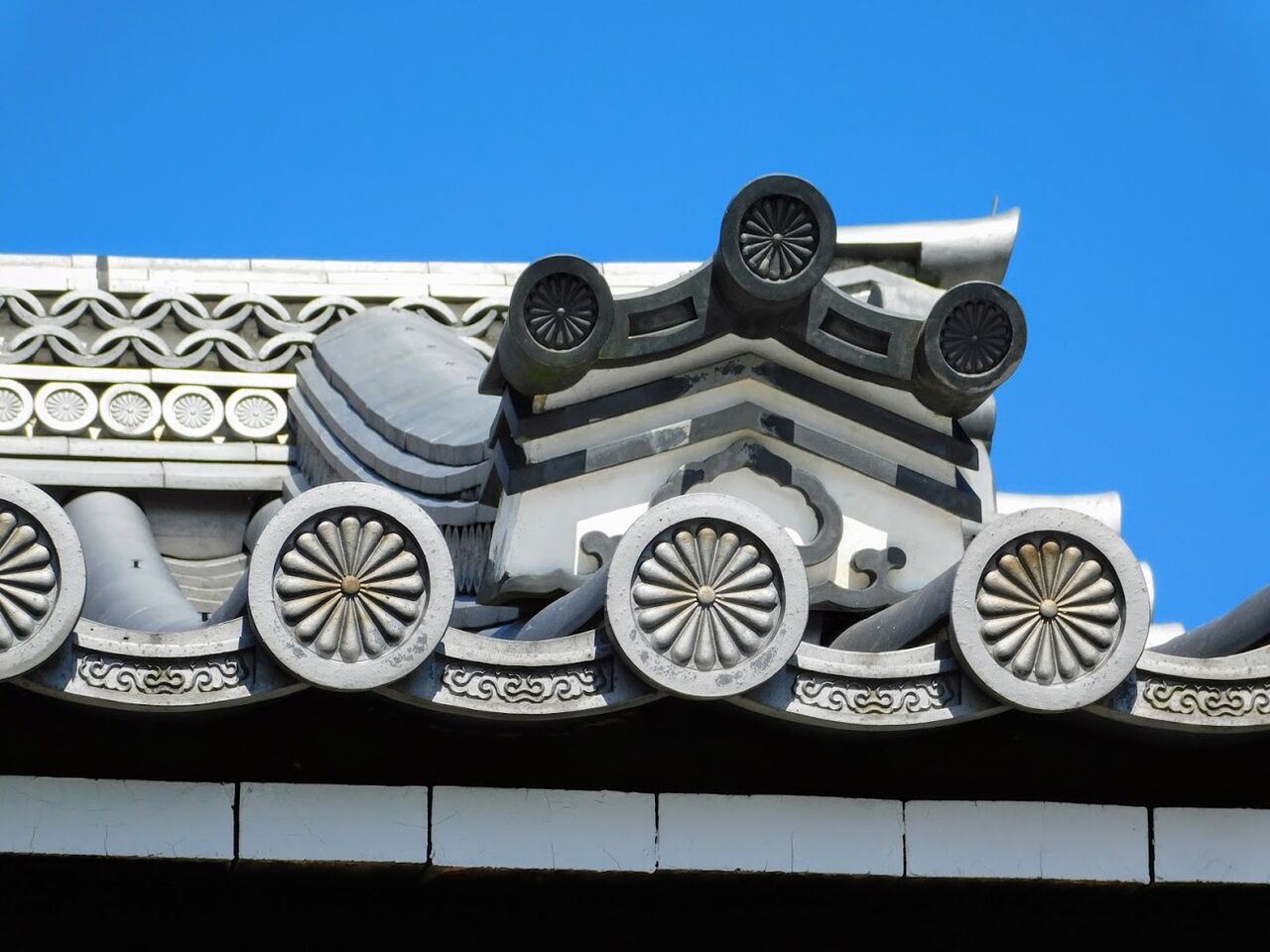 瓦みな菊の御紋や秋うらら : 優嵐歳時記