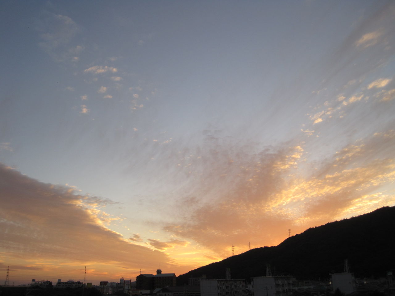 3374 秋思ふと日の入る空に光る雲 優嵐歳時記 3374 秋思ふと日の入る空に光る雲 優嵐歳時記