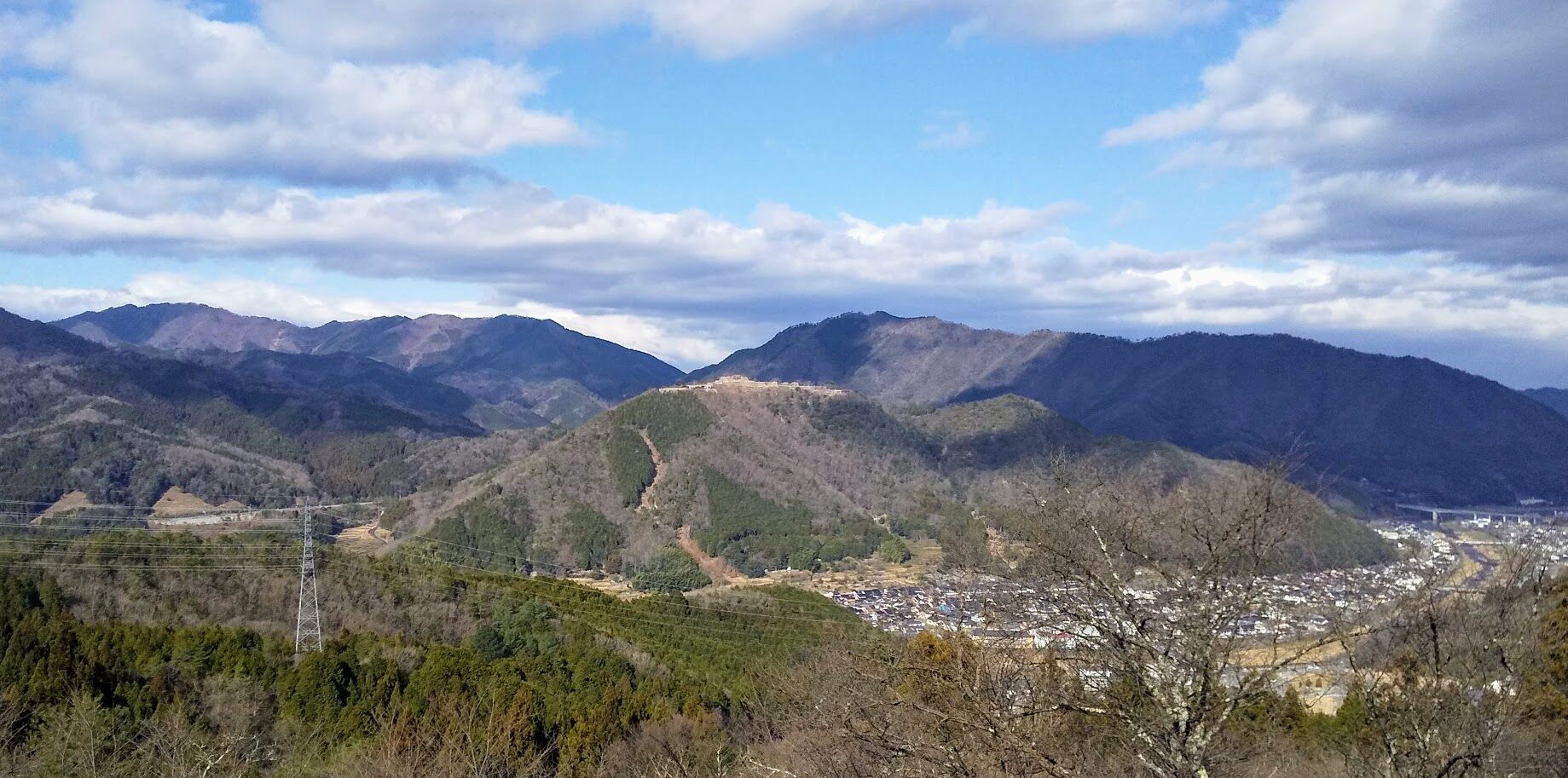 城跡を望める寒の立雲峡 優嵐歳時記
