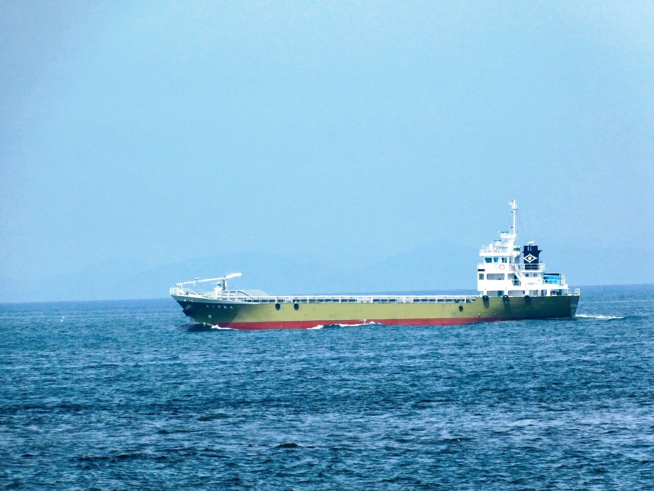 沖へ向かう夏の港を出し船 優嵐歳時記