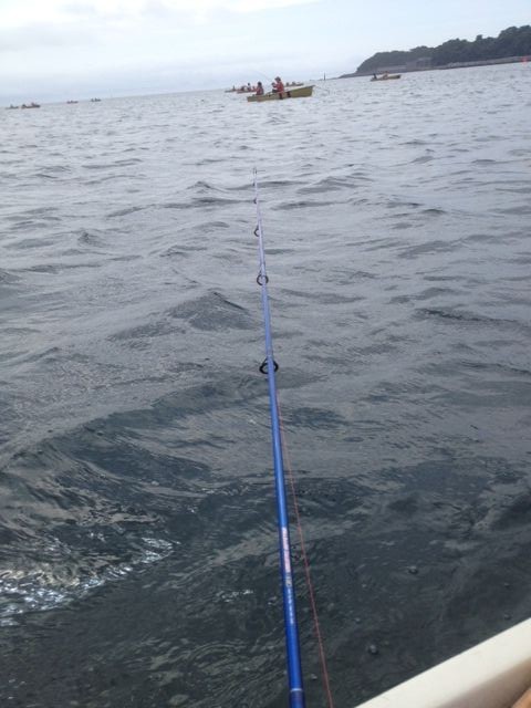 初夏の金田湾でボート 揚げたての天ぷらは塩がいいね 釣りのち肴