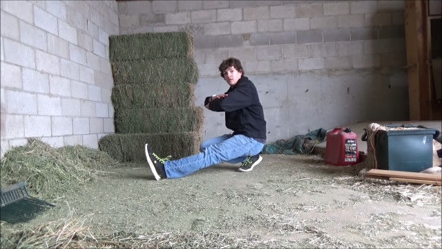 基本から応用まで、コサックダンスのあの動きをレクチャーしてくれるお兄さん