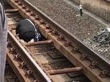 【動画】 横浜駅で謎の女性が線路に侵入　泣きながら徘徊したりしゃがみ込んだり、全線ストップで騒然