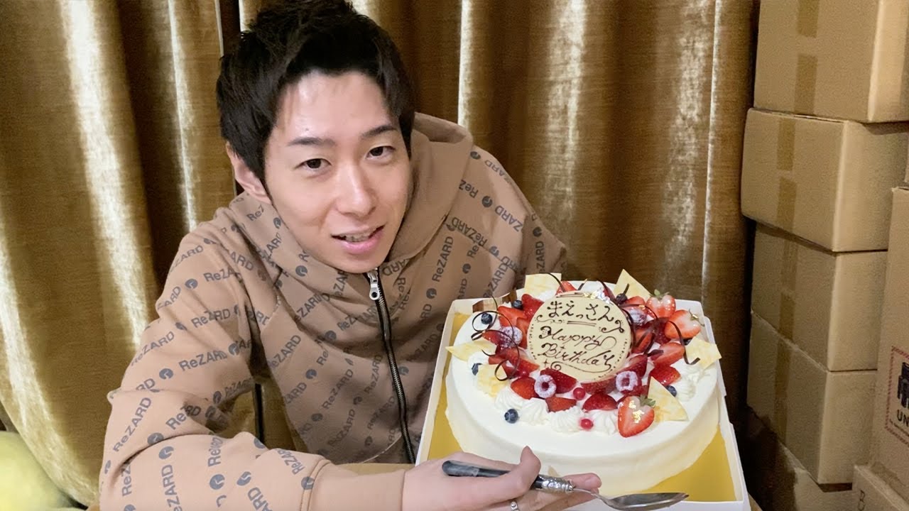 ヒカル 特大誕生日ケーキを一人で爆食いしました まえすの裸part14 Youtuberコメ速報