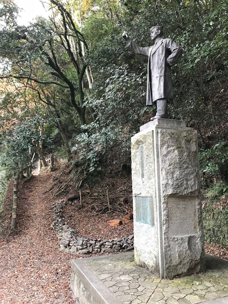 野口英世像 行って見る人