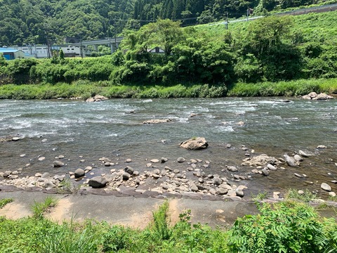 B5750253-3833-41E1-A339-100780E96B7D