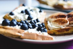 com_homemade-waffles-blueberries-banana