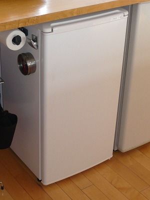 小さな冷蔵庫と野菜カゴ 50代からのシンプルライフ