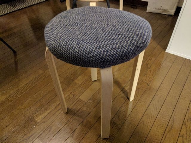 丸椅子をdiyで Ikeaのスツールを古着でクッション付きにしてみた ドボク屋ysjkのライフメモ