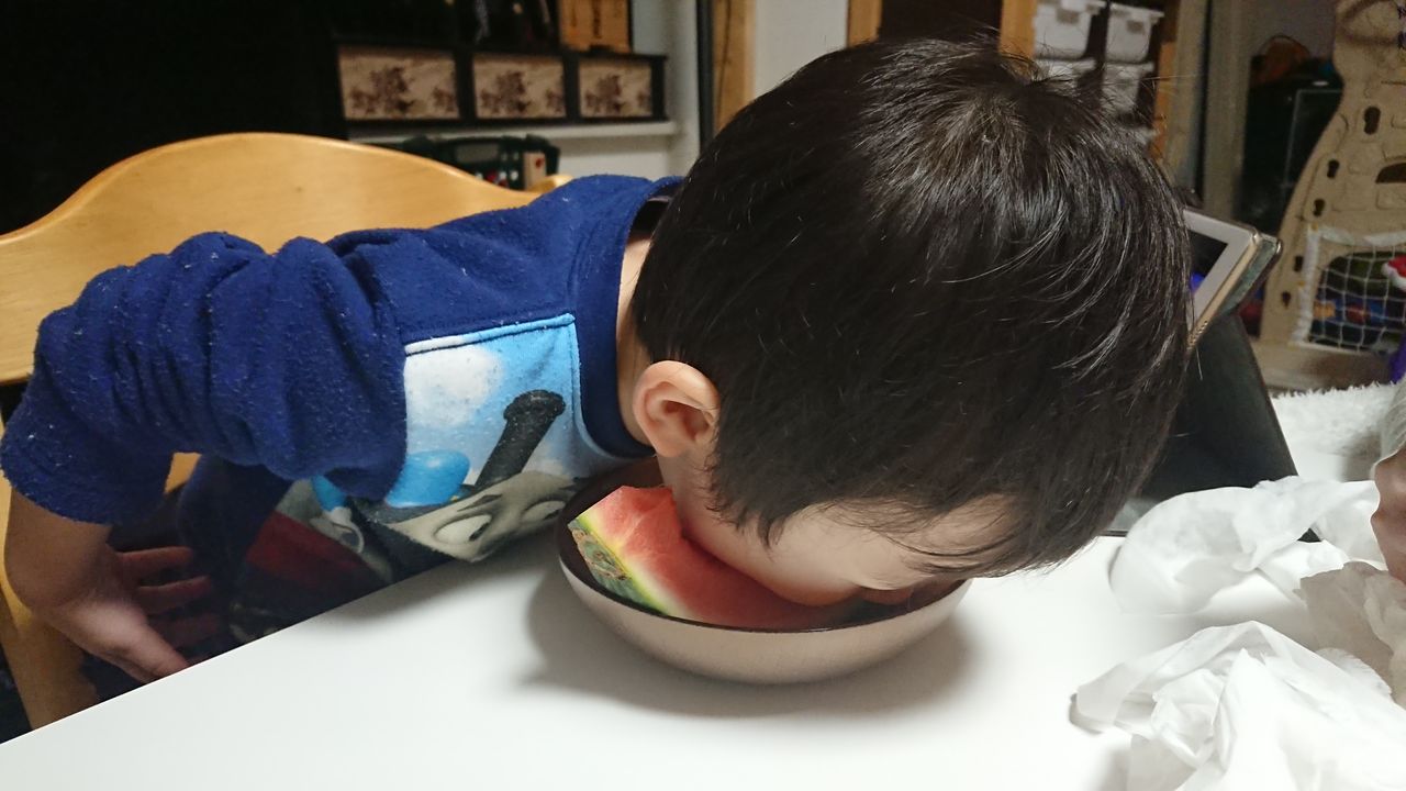 夏を先取り スイカを食べる息子 Polar Bear S Blog