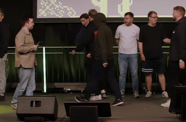 eスポーツ選手さん、大会で負けて優勝者をブン殴るｗｗｗｗｗｗのサムネイル