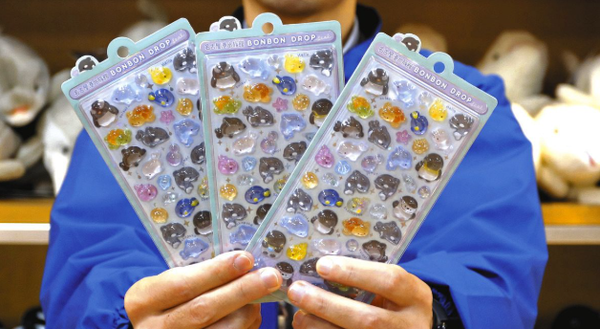 【悲報】 日本人さん、販売価格550円のシールを4000円で転売してしまう