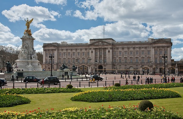 1200px-Buckingham_Palace,_London_-_April_2009