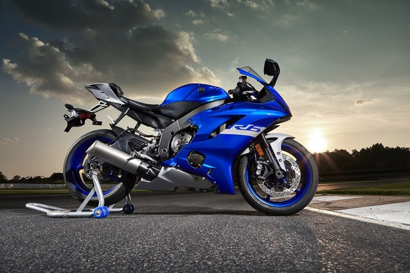 2020-Yamaha-YZF600R6-EU-Yamaha_Blue-Static-001-03