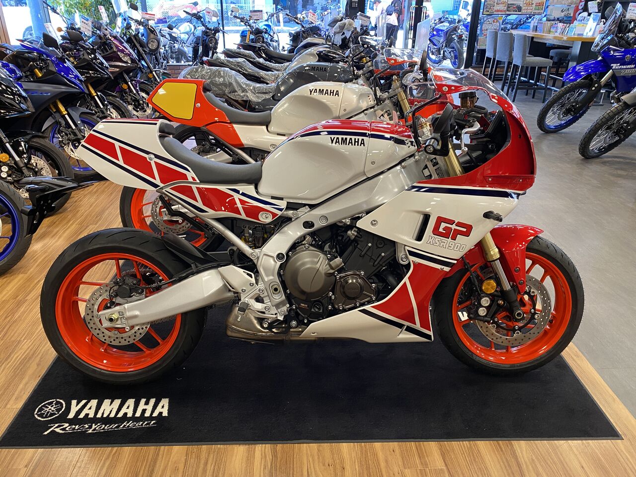 XSR900GPホワイトベースに外装キットを装着させて頂きました。これで3 