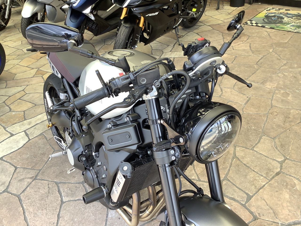Xsr900にmotodemic7 Inch Evos Ledヘッドライトを装着させていただきました Ysp大阪東 ヤマハな休日の為に Xsr900にmotodemic7 Inch Evos Ledヘッドライトを装着させていただきました Ysp大阪東 ヤマハな休日の為に