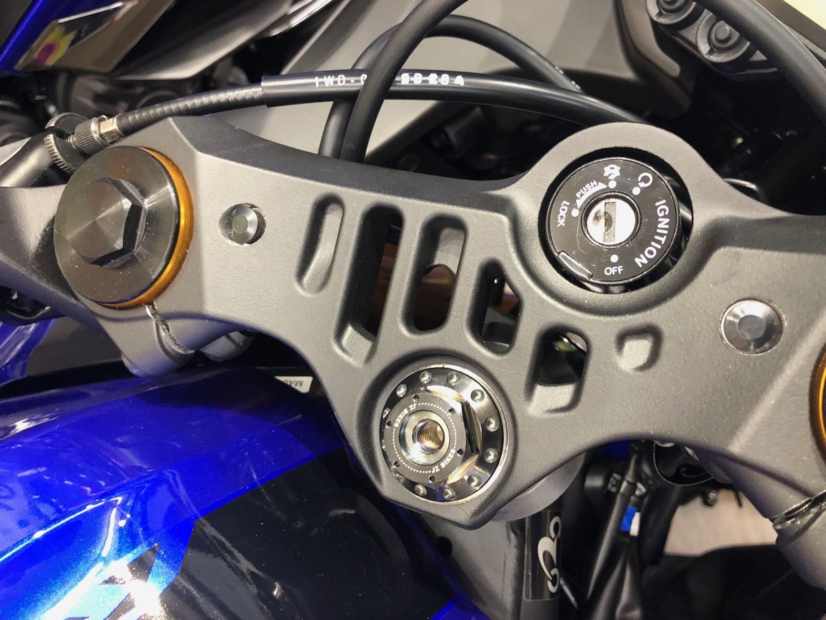 YZF-R3、R25のハンドル廻りをドレスアップ！JSM ステアリングステム