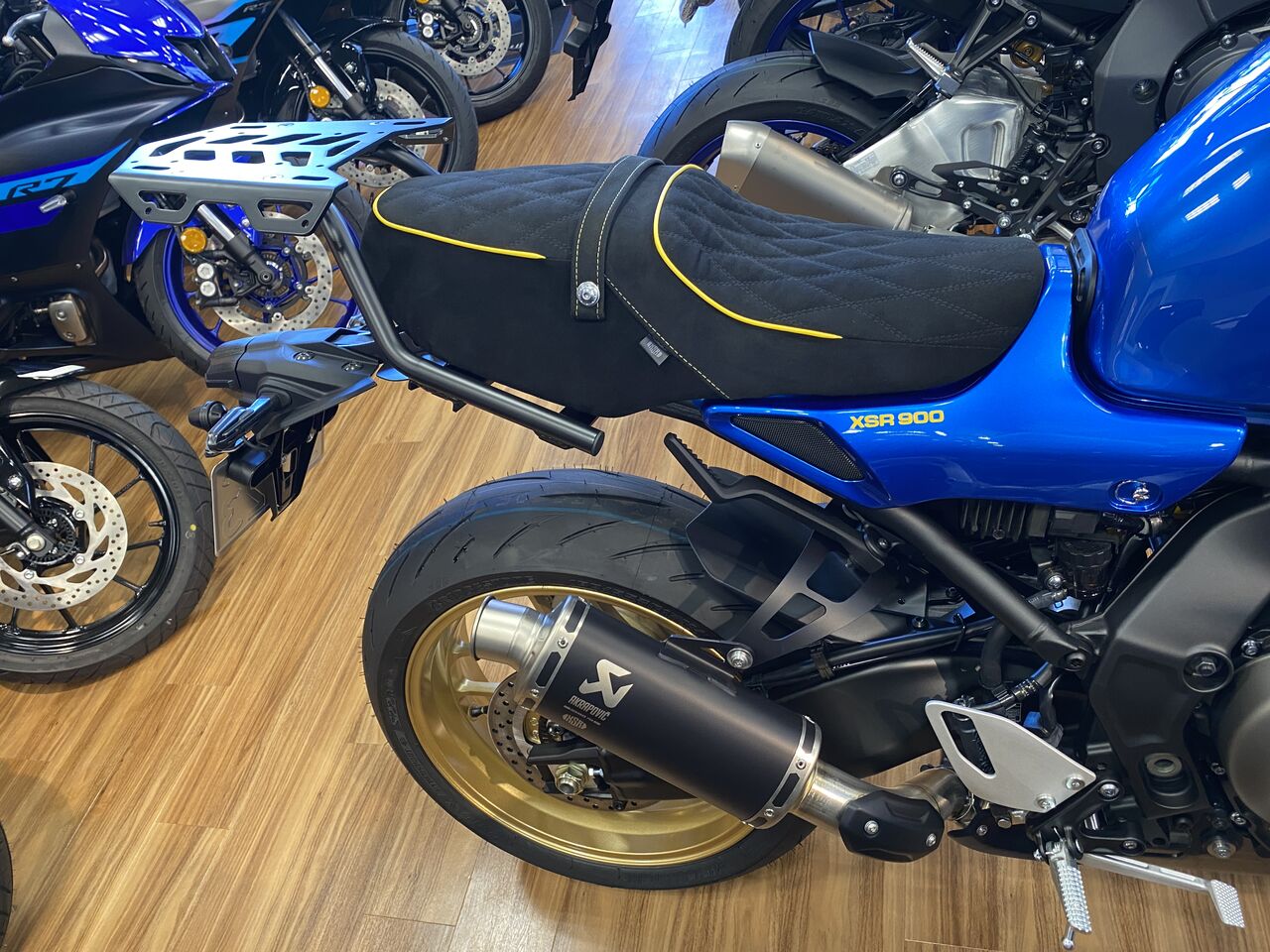 XSR900 純正 シート YAMAHA XSR900 に純正シングルシートを装着しま