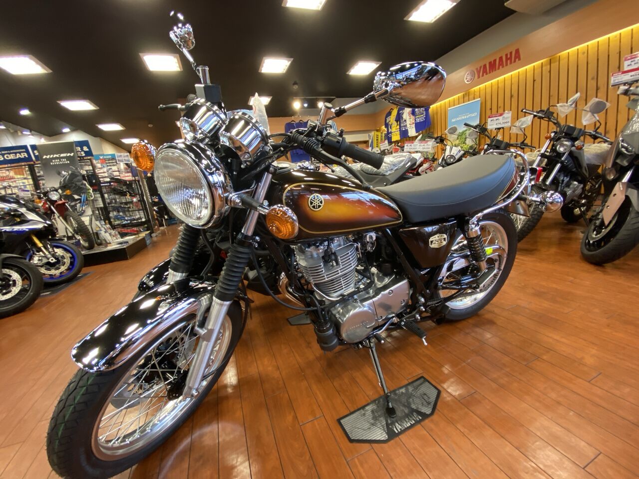 もう風前の灯火sr400をアニバーサリーカラーで仕上げさせて頂きました Ysp大阪東 ヤマハな休日の為に