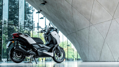 2025-Yamaha-XMAX300ASVH-EU-Ceramic_Grey-Static-006-03