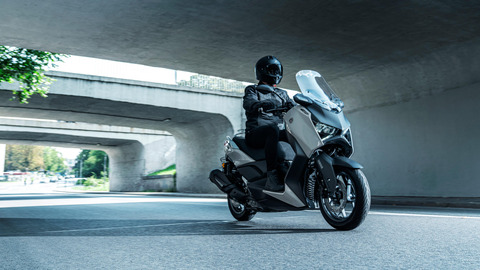 2025-Yamaha-XMAX300ASVH-EU-Ceramic_Grey-Action-005-03