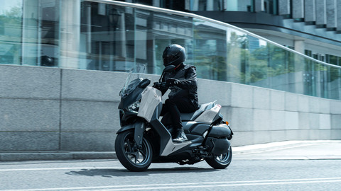 2025-Yamaha-XMAX300ASVH-EU-Ceramic_Grey-Action-011-03