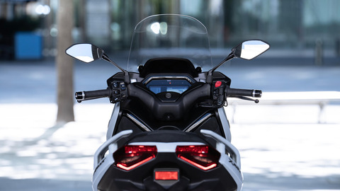 2025-Yamaha-XMAX300ASVH-EU-Detail-002-03
