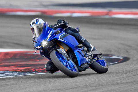 2025-Yamaha-YZF-R320-EU-Icon_Blue-Action-005-03
