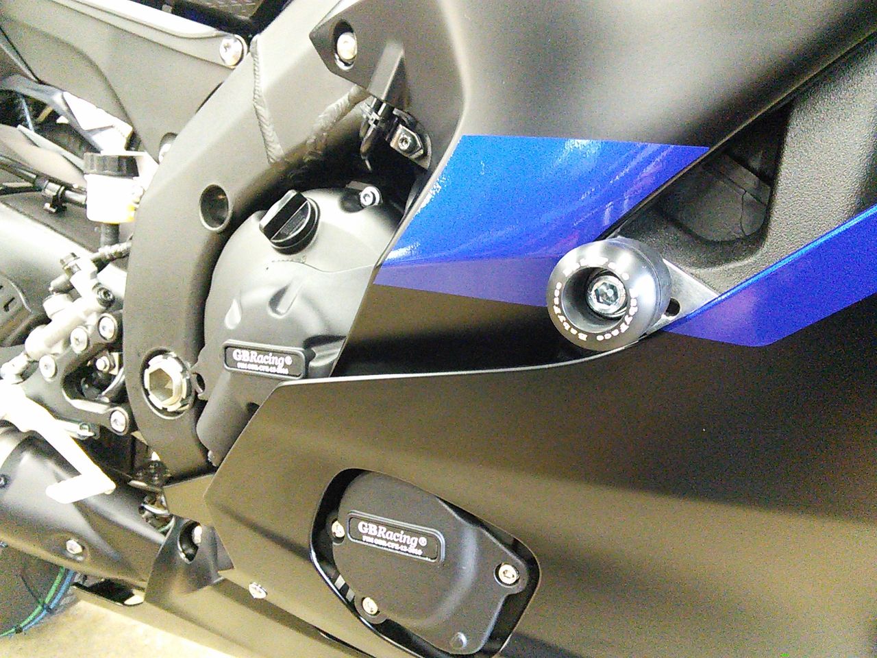ください アグラス YZF-R6 08-12 342-270-004X:バイクパーツ・用品 ラバーマーク レーシングスライダー 3点セット 右/白 びください