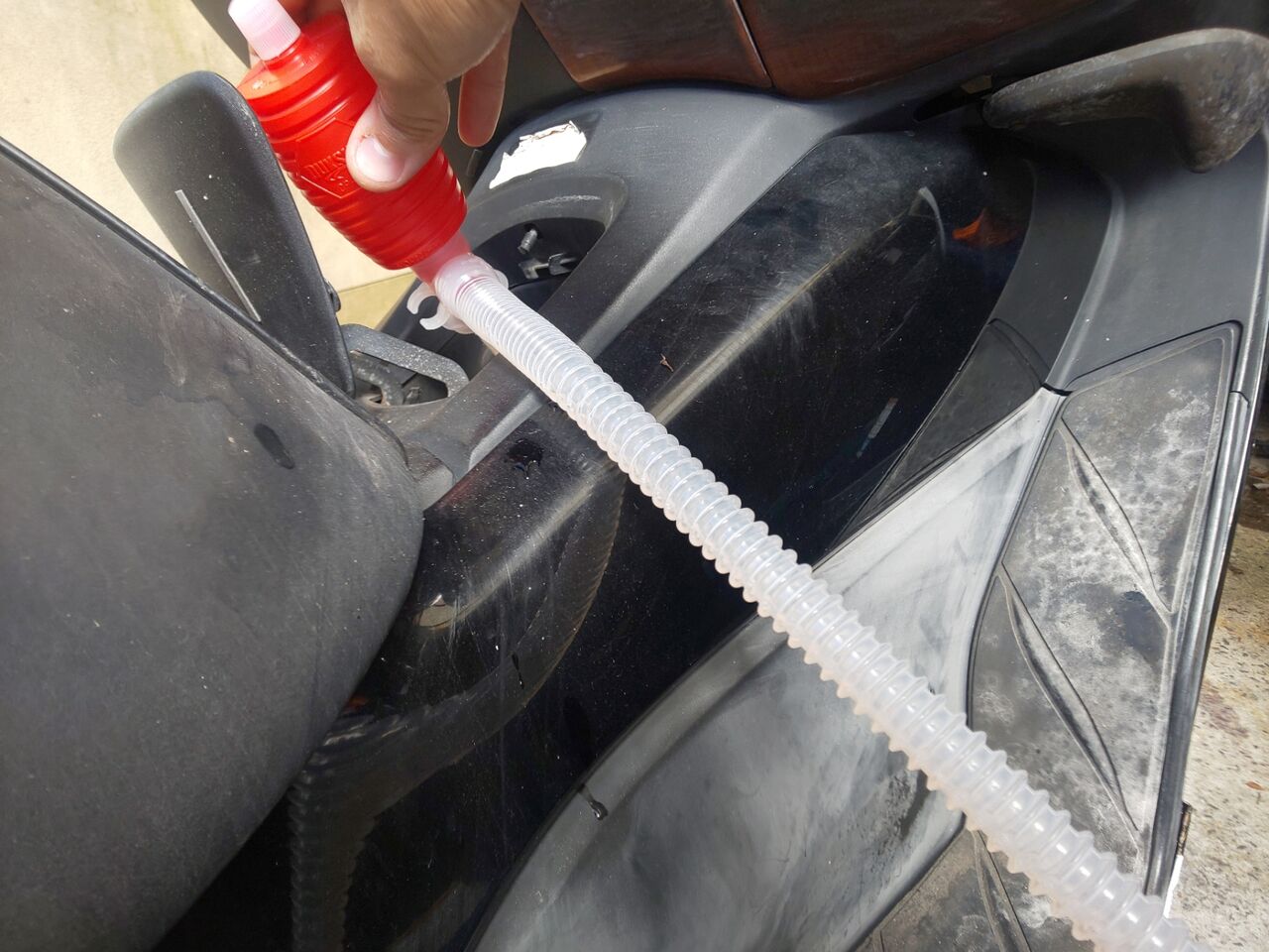 小さいバイクと生きていく フォルツァ Mf10 ガソリンが腐ったら嫌なのでタンクの中のガソリン全部抜いてみた 池の水全部抜いてみた風