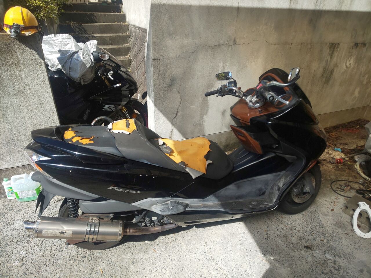 小さいバイクと生きていく フォルツァ Mf10 ガソリンが腐ったら嫌なのでタンクの中のガソリン全部抜いてみた 池の水全部抜いてみた風 小さいバイクと生きていく フォルツァ Mf10 ガソリンが腐ったら嫌なのでタンクの中のガソリン全部抜いてみた 池の水全部抜いてみた風