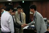 棚瀬さん、勝又さんに祝福される激指チーム
