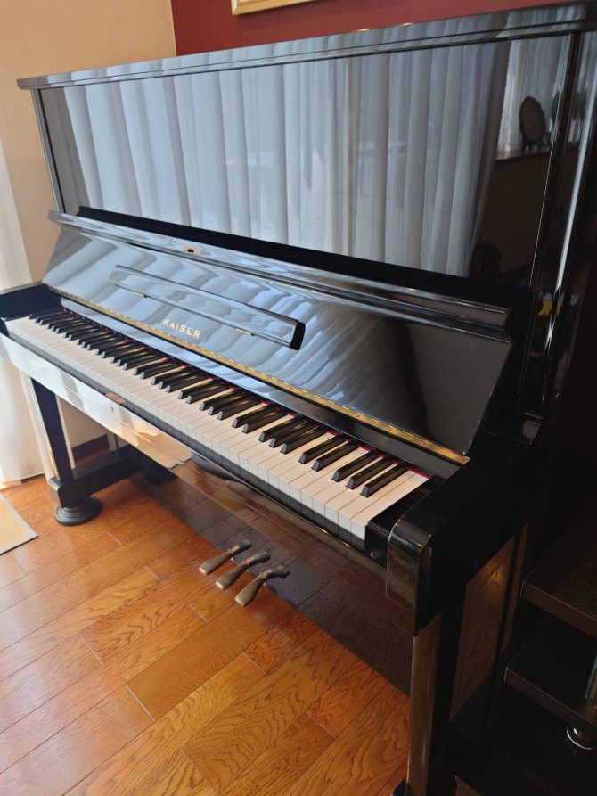ヤマハの昔の1つのブランドであるカイザーのグランドピアノ