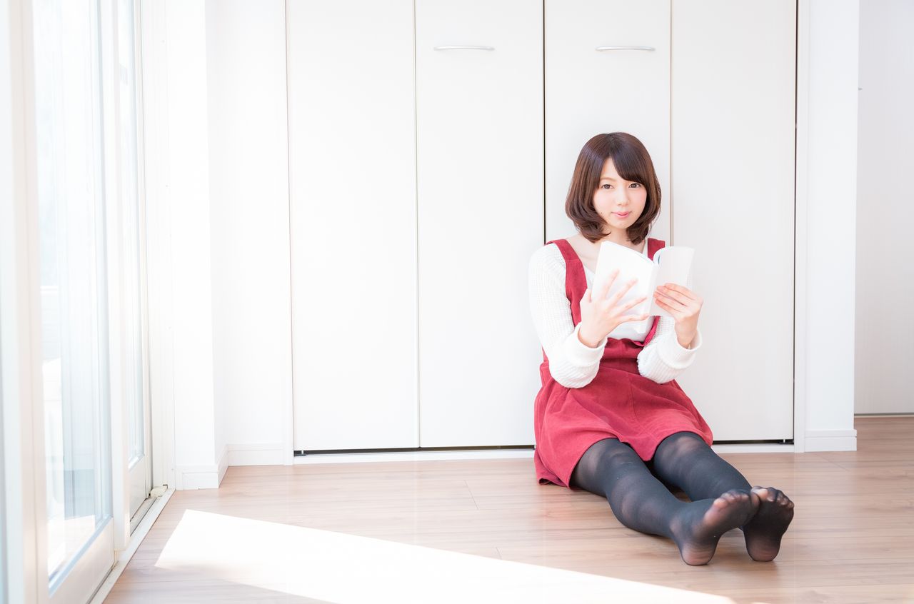 代女性がテラスで読書ーなんて絵になるんだ おっさんとの対比 ぽっちゃりメガネのダンディズム