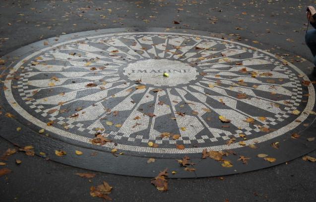 ジョンレノン ダコタハウス Straberry Fields New York 世の中色々