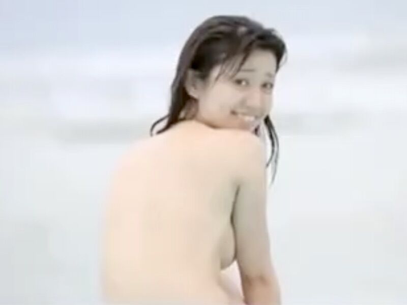 大島優子 ビキニを脱ぎ上半身背中ヌードで横乳チラリお宝動画 セクシー動画ハンター 大島優子 ビキニを脱ぎ上半身背中ヌードで横乳チラリお宝動画 セクシー動画ハンター