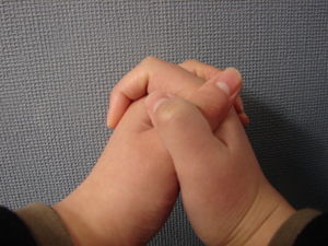 手と腕の組み方で性格がわかるらしい 夢をかなえる学校 手と腕の組み方で性格がわかるらしい 夢をかなえる学校